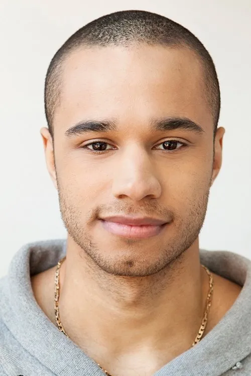 Sacha Charles interpretando a David