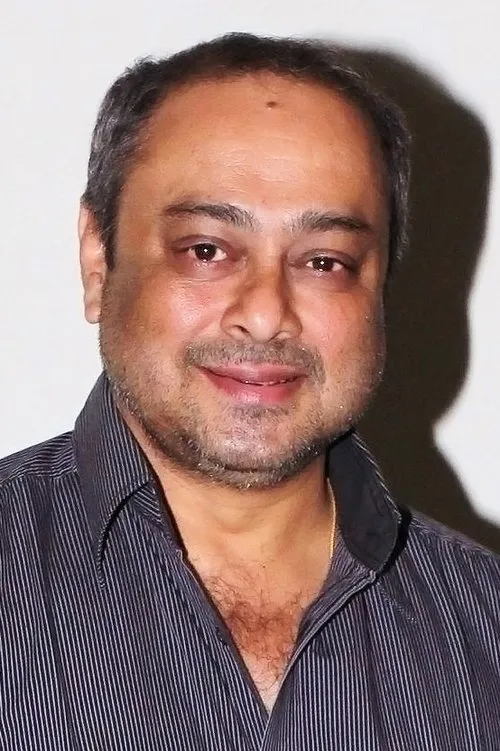 Sachin Khedekar interpretando a Vivek, Karan's Dad