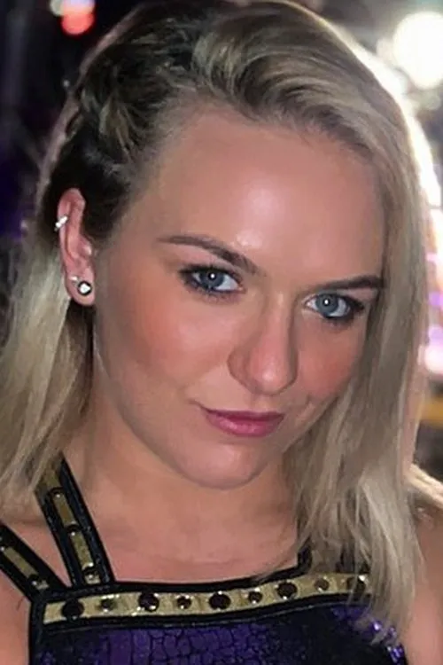 Sadie Gibbs interpretando a Sadie Gibbs