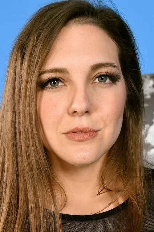 Sadie Holmes interpretando a