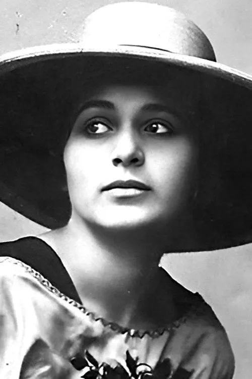 Karl Bernhard ha trabajado con Sadjah Gezza en 1 ocasiones