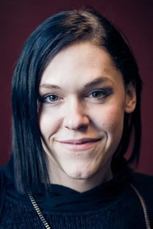 Saga Becker interpretando a Sebastian / Ellie