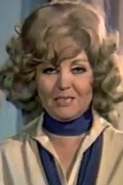 Saime Bekbay interpretando a Ayse Ana