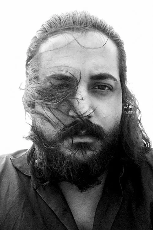 Sajid Yahiya interpretando a