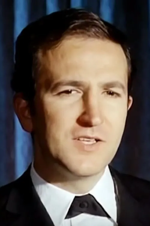 Sakis Papanikolaou interpretando a