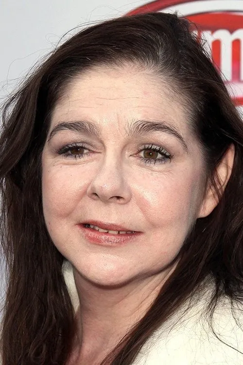 Sally Boyden interpretando a Linda