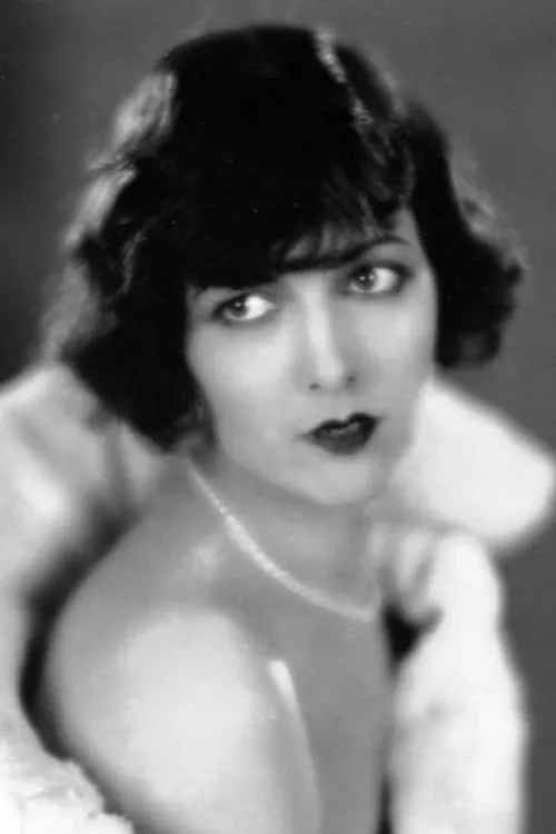 Sally Long interpretando a