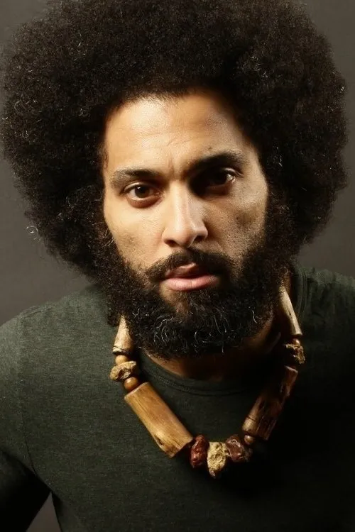 Salomon Azaro interpretando a Wiki (as Salomon Baneck-Asaro)