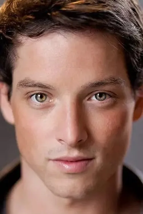 Sam Cassidy interpretando a Henry