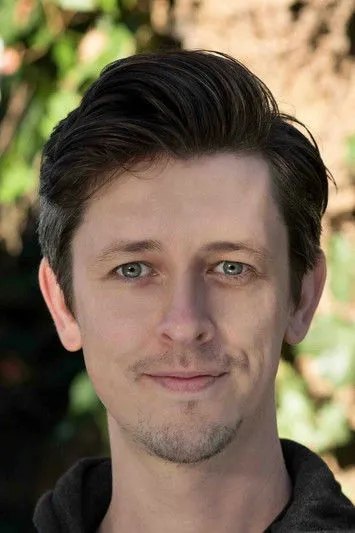 Sam Donovan interpretando a Sam