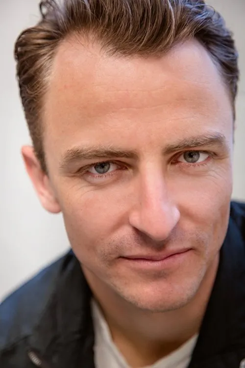 Sam Foster interpretando a Robbie Rumble