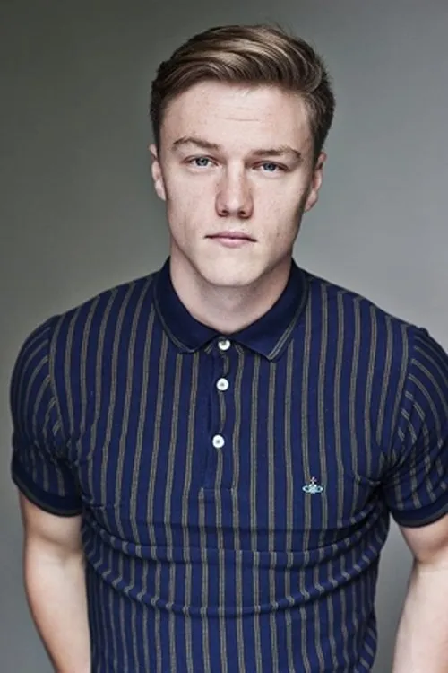 Sam Gittins interpretando a Andrew