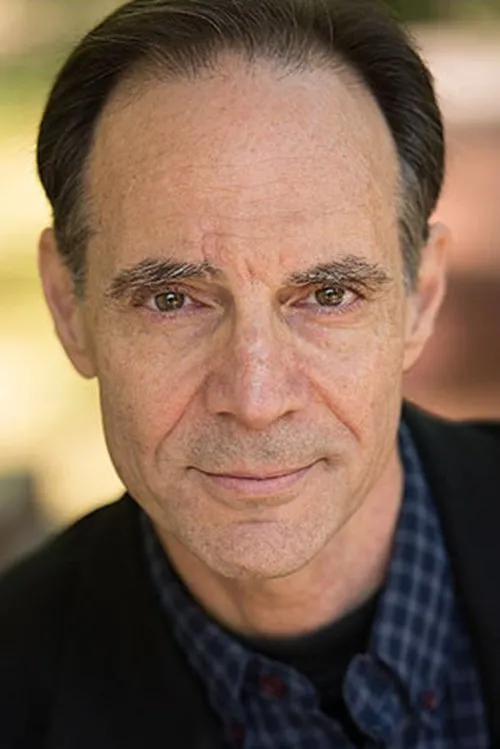 Sam Guncler interpretando a Demetrios