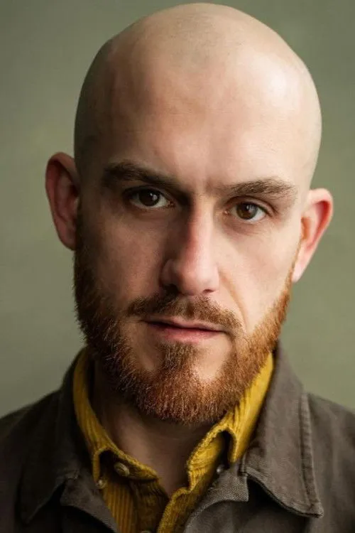 Sam Jenkins-Shaw interpretando a Marcus