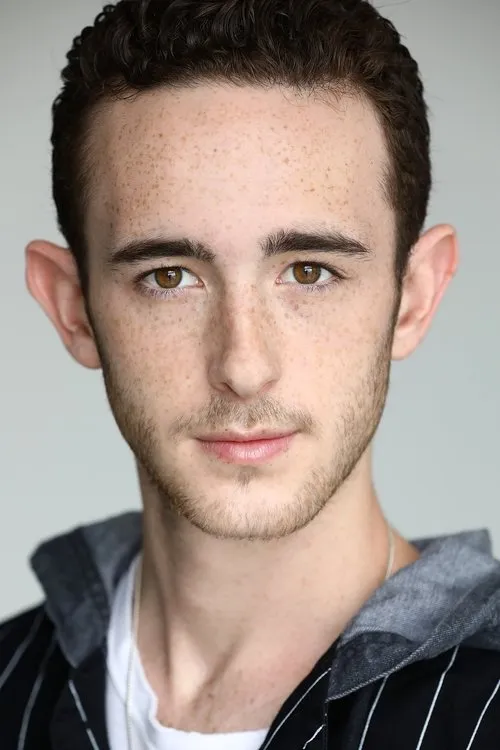 Sam Kindseth interpretando a Robert Evans