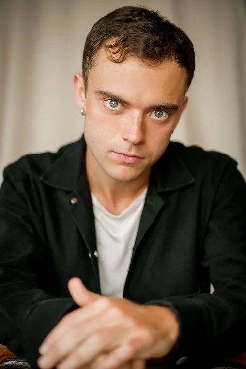 Sam Mac interpretando a Alfie