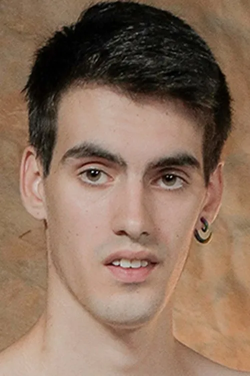 Sam Nitvitt interpretando a Alex Ceran