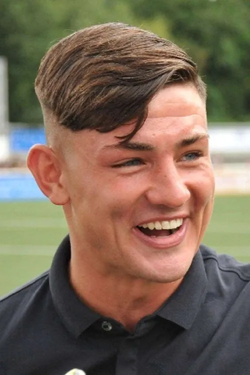 Sam Noakes interpretando a Self