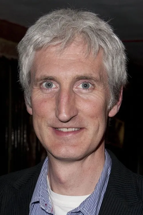 Sam Parks interpretando a Curator