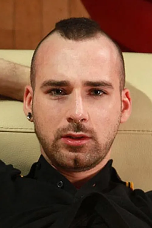 Sam Syron interpretando a 