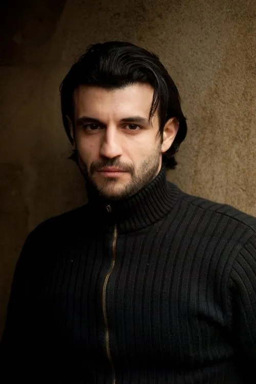 Sam Vincenti interpretando a Akbar