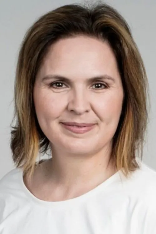 Samantha Dalsoglio interpretando a News woman