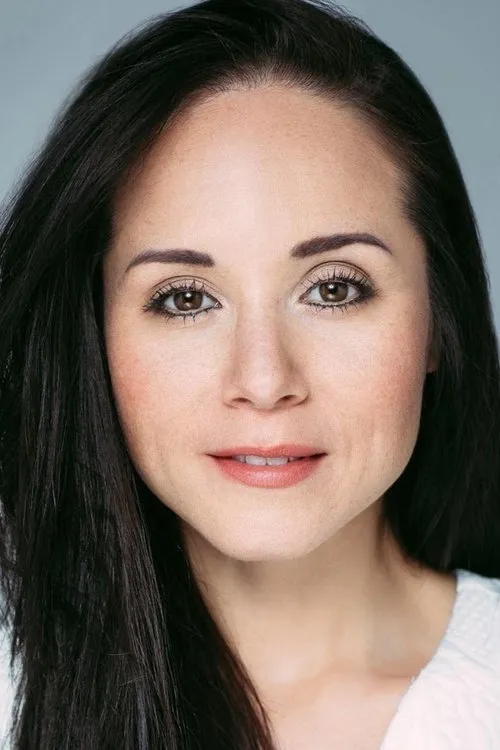 Samantha Hum interpretando a Detective Davis