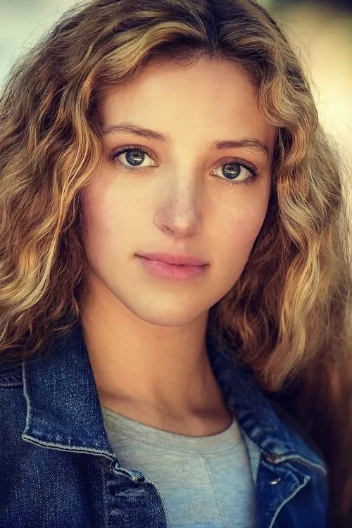 Samantha Nicole Dunn interpretando a Officer Billings