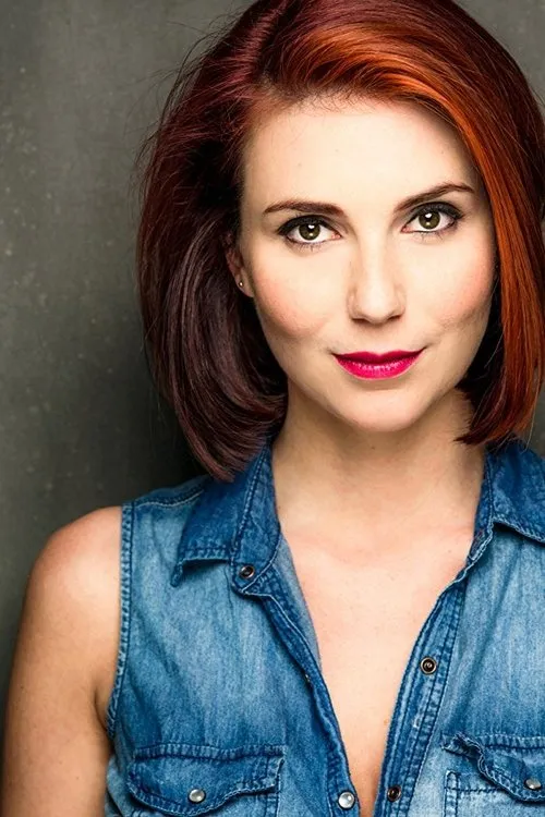 Samantha Stewart interpretando a Casey