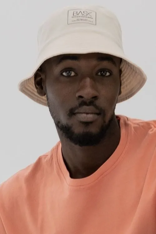 Sambou Diaby interpretando a Kamaru