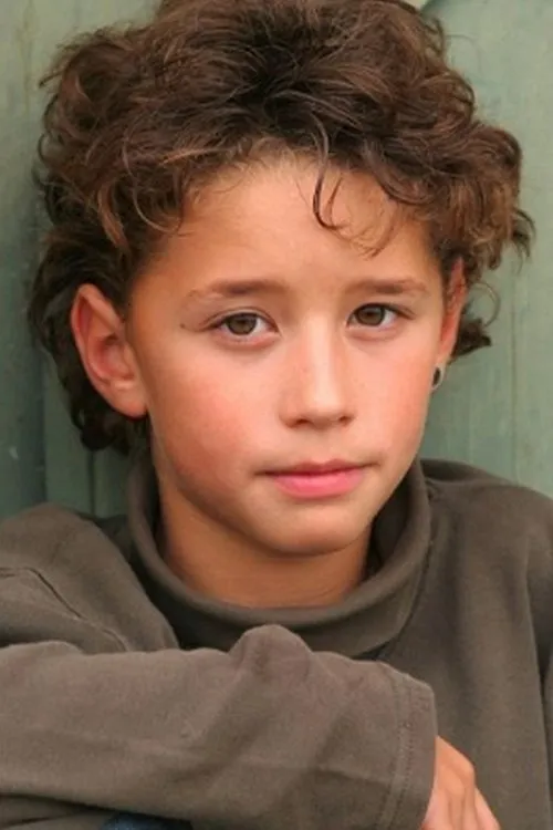 Sami Herzog interpretando a Leon