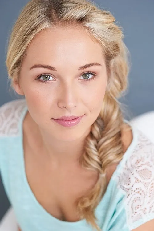 Sammi Barber interpretando a Miss Howard