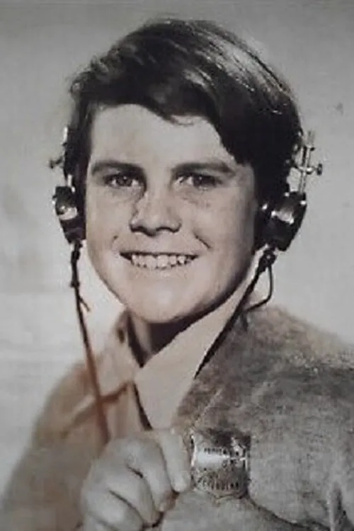 Sammy McKim interpretando a Tommy Jones