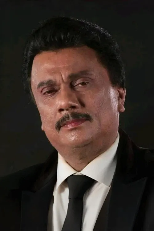 Sampath Tennakoon interpretando a Police Chief