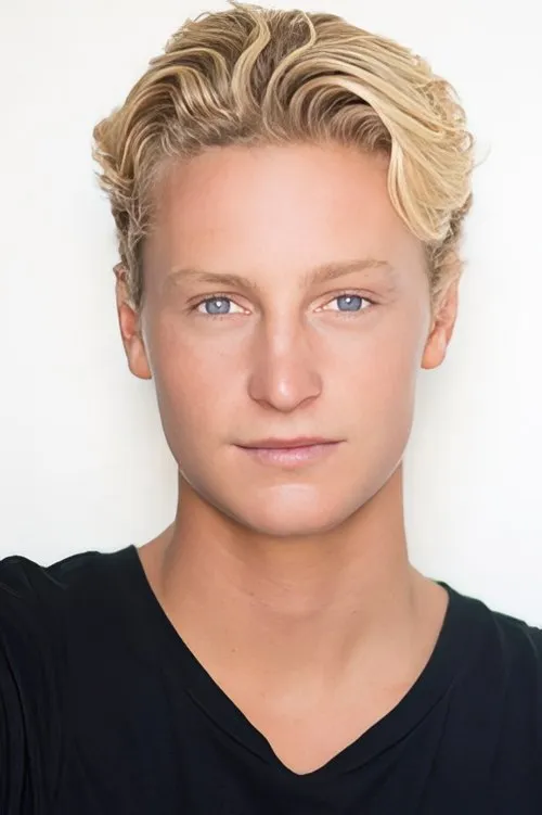 Samson Coulter interpretando a Trooper Sam