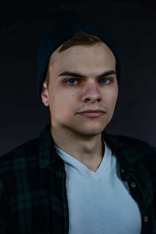 Samuel Burton-Harris interpretando a Johnny aka The Bassist