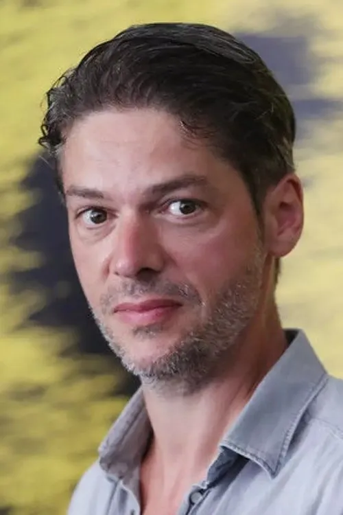 Samuel Jouy interpretando a Jean-Claude Parisis