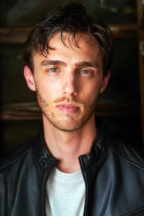 Samuel Kay interpretando a Tim