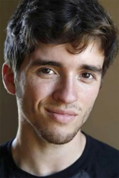 Samuel Pettit interpretando a Luke