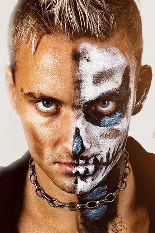 Samuel Ratsch interpretando a Darby Allin