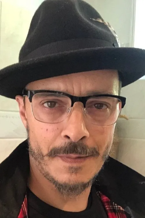 Samy Andersen interpretando a David Castor