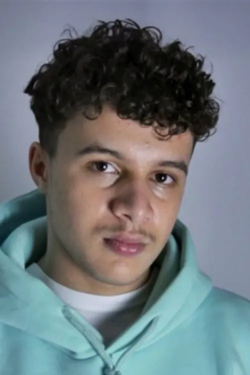 Samy Belkessa interpretando a Adam