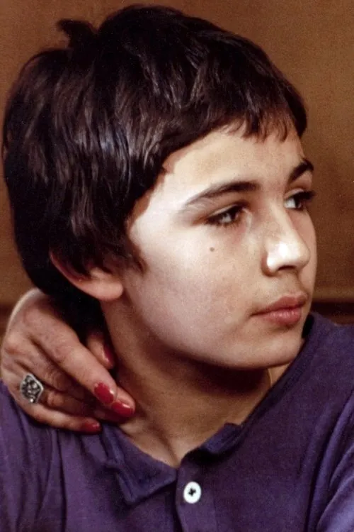 Samy Ben-Youb interpretando a Momo