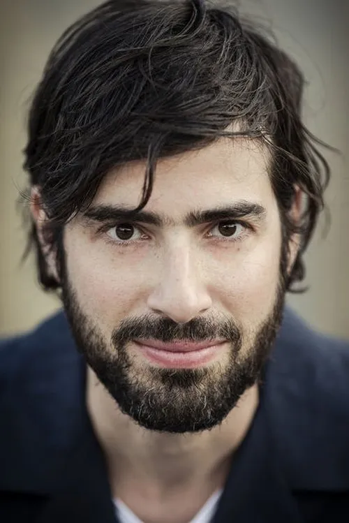 Samy Challah interpretando a Nuri