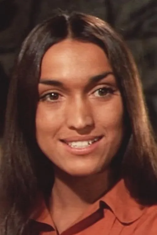 Sandra Ego interpretando a Joanie Little Bird