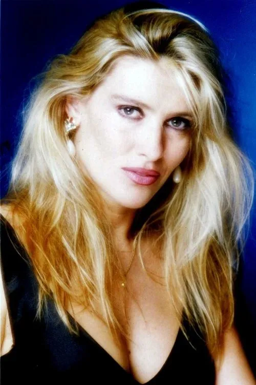 Sandra Smith interpretando a Joanna Royce