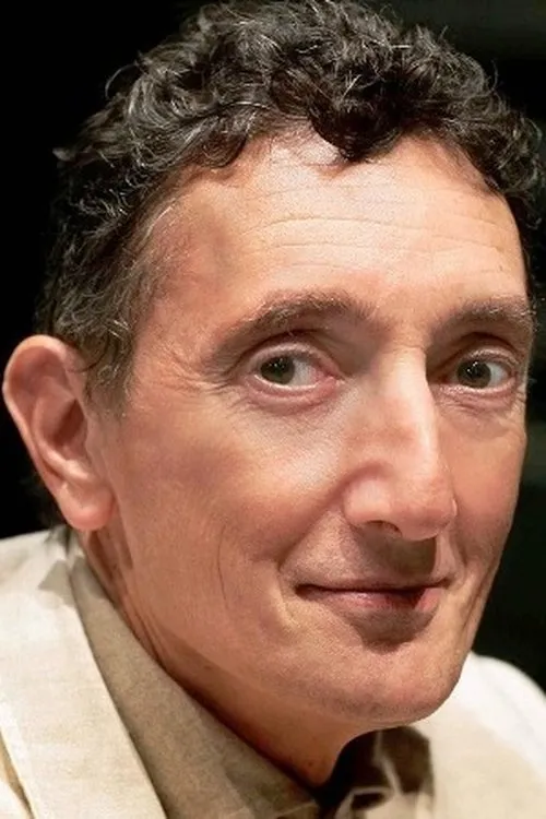 Sandro Lombardi interpretando a Father Vincenzo