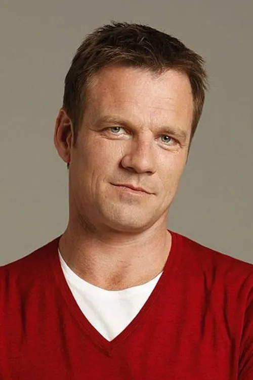 Sandy Winton interpretando a Chris