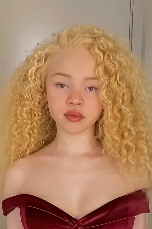 Oumou Sangaré ha trabajado con Sania Halifa en 1 ocasiones