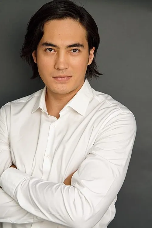 Sanjar Madi interpretando a 